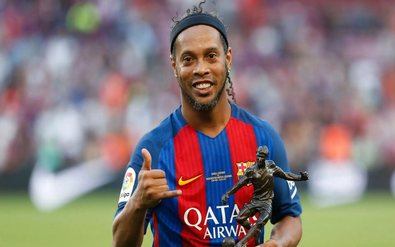 Ronaldinho nổi tiếng với phong cách thi đấu ngẫu hứng và hàng loạt kỹ thuật qua người đẹp mắt