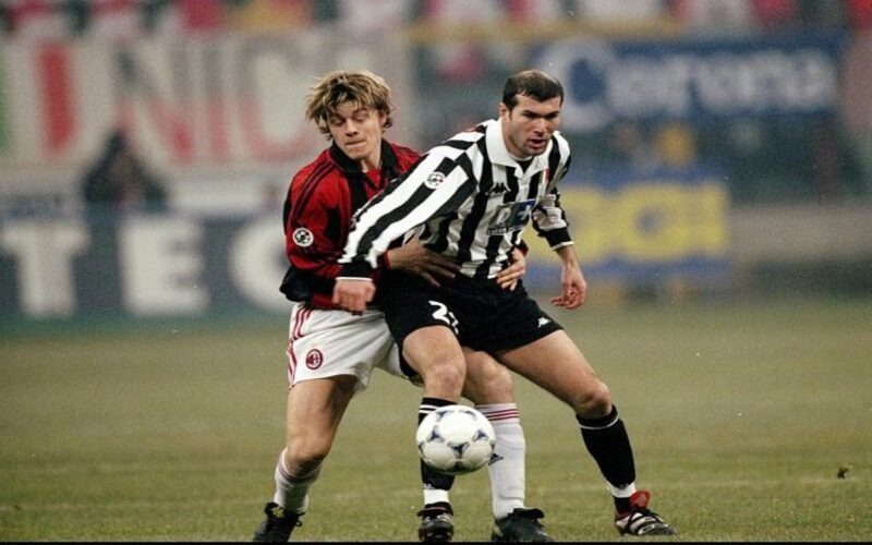 image 15 Cầu thủ vĩ đại nhất thế giới: 7 huyền thoại làm nên lịch sử Zidane nổi bật với kỹ thuật thanh thoát và khả năng làm chủ tuyến giữa