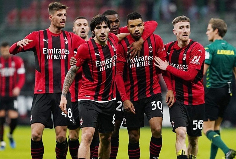 image 4 AC Milan có bao nhiêu danh hiệu: Di sản vĩ đại của gã khổng lồ nước Ý Rossoneri 7 lần nâng cao chiếc cúp bạc Champions League.