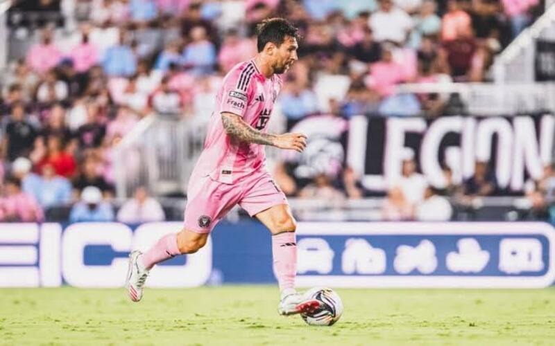 Lionel Messi nổi bật với khả năng kiểm soát bóng và rê bóng trong không gian hẹp